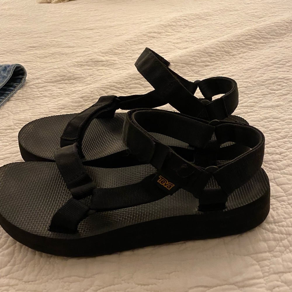 Black mid form Tevas women’s
